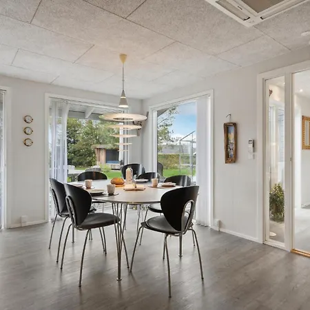 4 Bedroom Cozy In Сasa de vacaciones