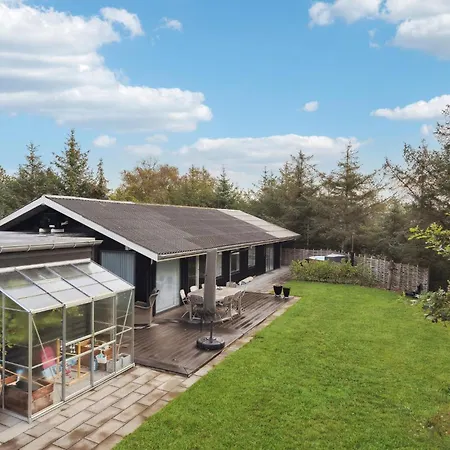 4 Bedroom Cozy In Сasa de vacaciones Skjern