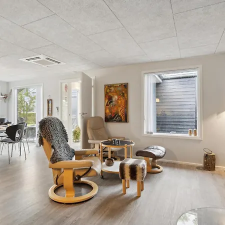 4 Bedroom Cozy In Сasa de vacaciones Skjern