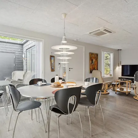 4 Bedroom Cozy In Сasa de vacaciones Skjern