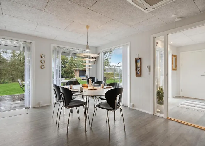 4 Bedroom Cozy In Ferienhaus