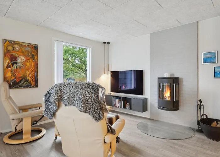 4 Bedroom Cozy In Skjern